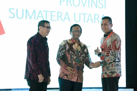 Wagub Sumut Musa Rajekshah menerima penghargaan dari Kemenkumham pada puncak acara Peringatan Hari Hak Azasi Manusia Sedunia ke-71, di Gedung Merdeka, Kota Bandung,- (Poto : Dok Pemprovsu)